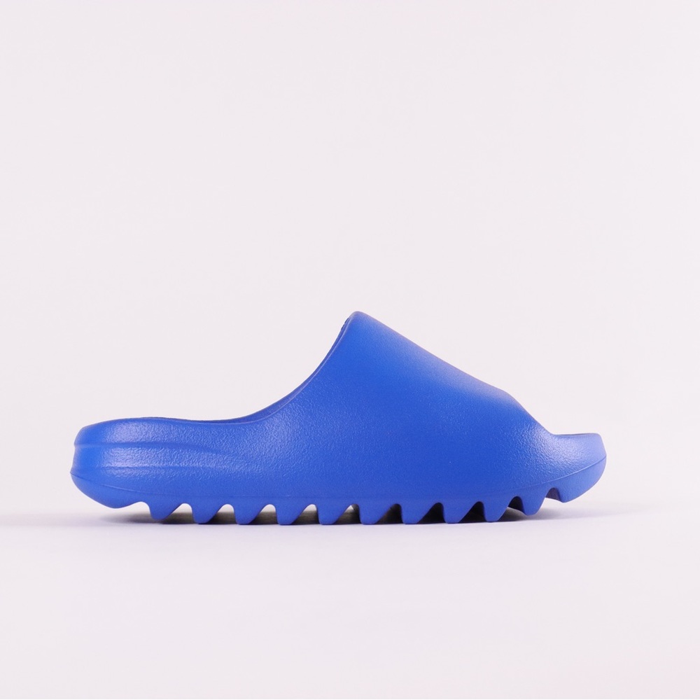 ♦️SOLD♦️YEEZY SLIDES AZURE